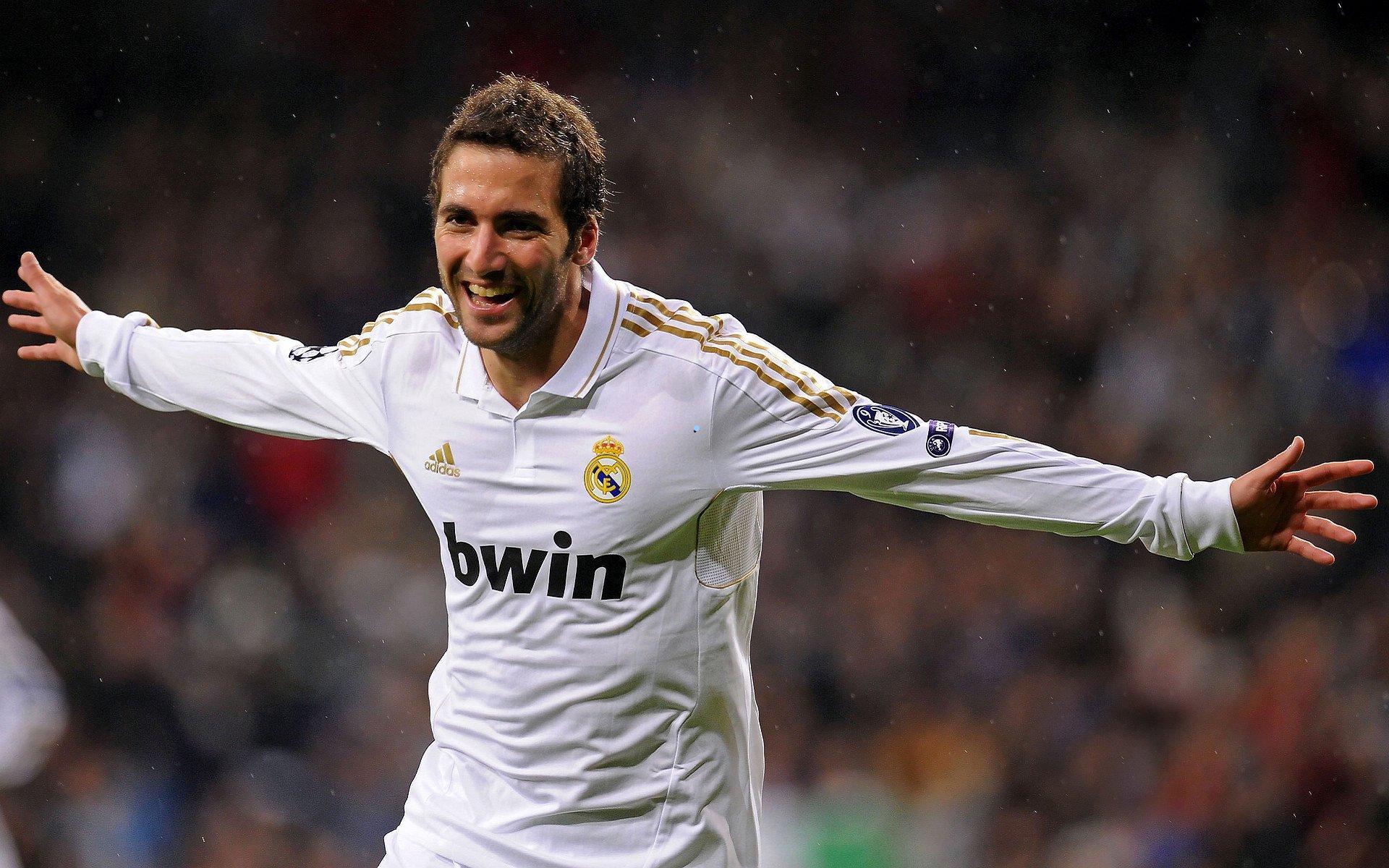 哈维-西蒙斯坦言理解球迷不满，坚称球队团结一致支持主帅